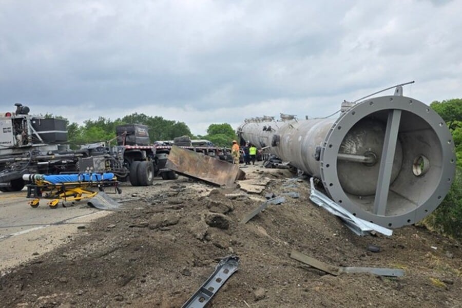 Two People Killed In Texas As 350000 Pound Load Detaches From Trailer Crushing Vehicle